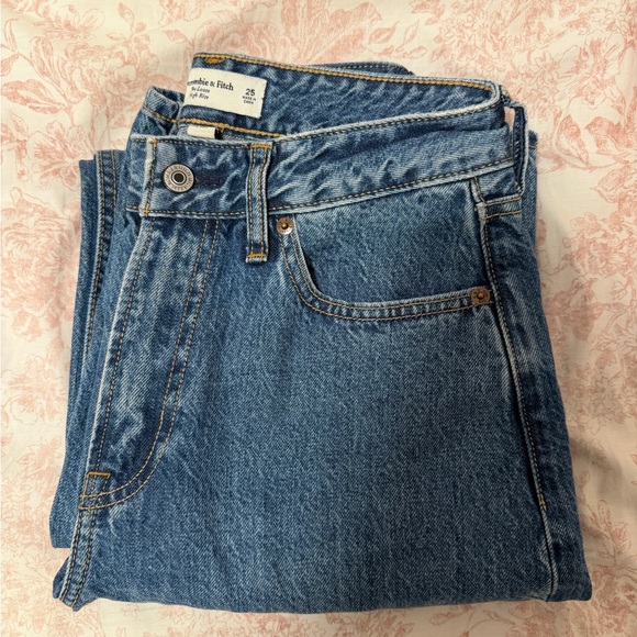 Abercrombie & Fitch High-Rise Loose Jeans in Medium Denim - Picture 7 of 7